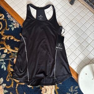 90 Degree T‎ back running top with zippered pocket. NWT. Retail 54